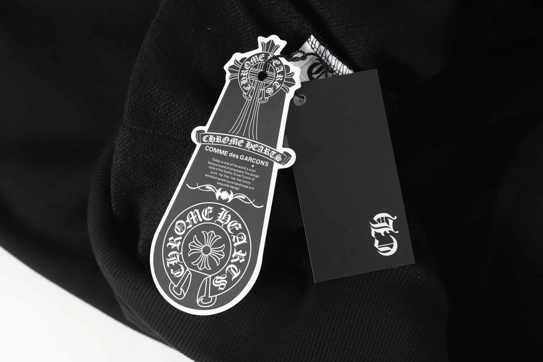 P240 Cross-border running quantity model, please do not place an order if you pursue quality - Chrome Hearts/Chrome Hearts Hong Kong Limited Horseshoe Sanskrit Printed Hooded Sweatshirt - High weight, high density and high quality. The wool is soft, delicate and skin-friendly. Soft and silky to the touch. Excellent warmth and skin-friendly properties. - Custom-woven and custom-dyed, no color difference. No matter the fabric or workmanship details, it beats the ordinary version on the market. - Hardware zipper accessories are all customized, full of details - Color: black - Size: S M L XL